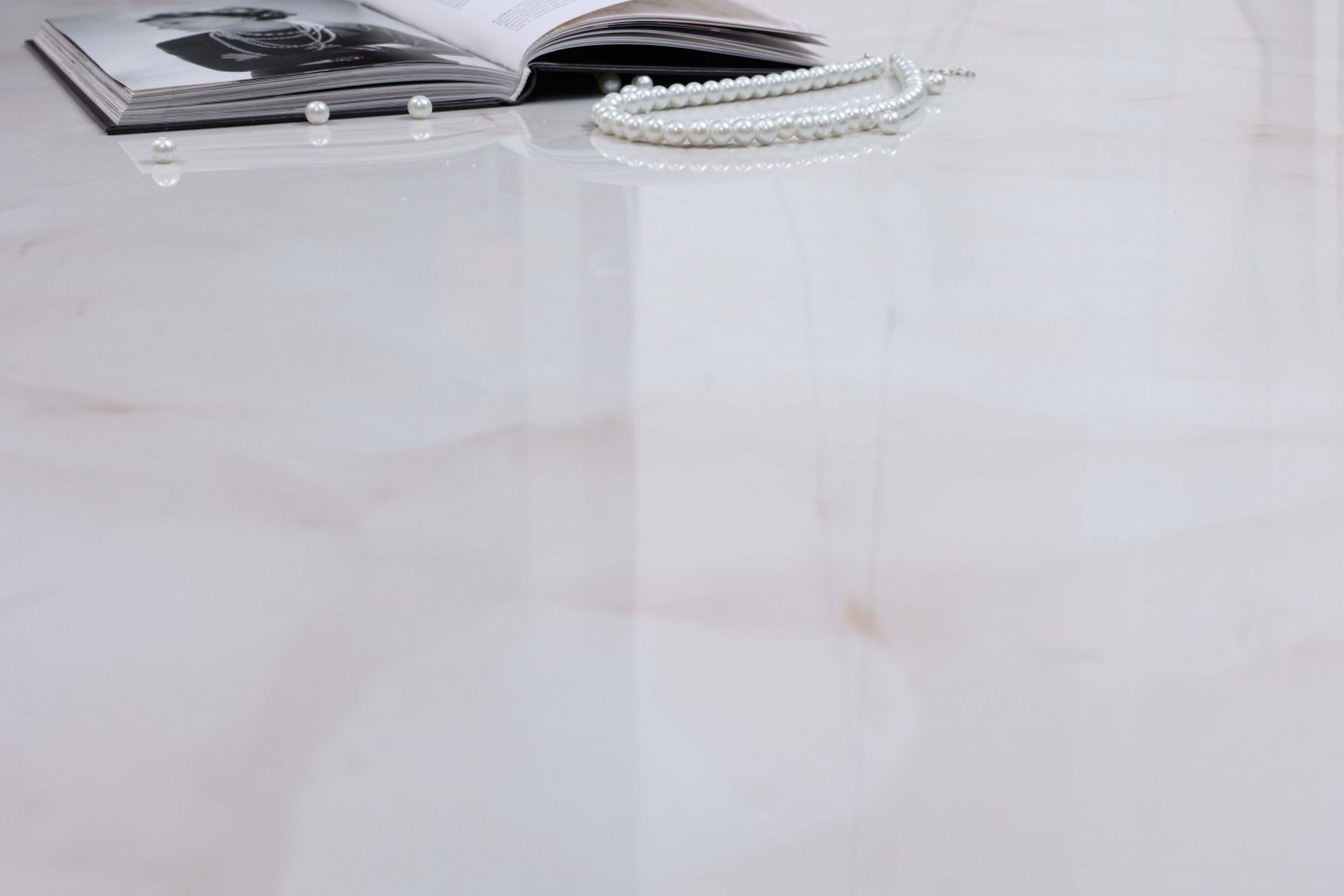 Плитка напольная 60x60 8мм Brais White Glossy полированная бежевый Realistik Плитка напольная 60x60 8мм Brais White Glossy полированная бежевый Realistik